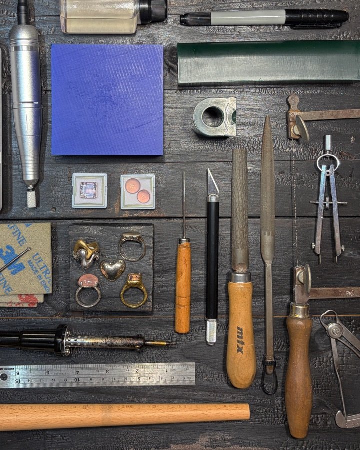 Técnicas, materiais e a joia em tempo real